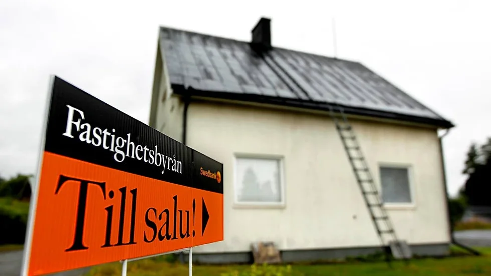 Villapriserna ligger i stort sett still medan bostadsrättspriserna sjunker.