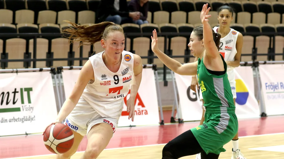 Ester Olsson imponerade i sin ligadebut. 18-åringen som kom från AIK sköt 13 poäng under sina 25 minuter.