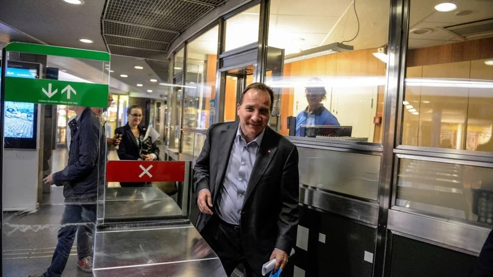 Stefan Löfven gör rätt när han håller alla dörrar öppna inför regeringsbildningen efter valet.
