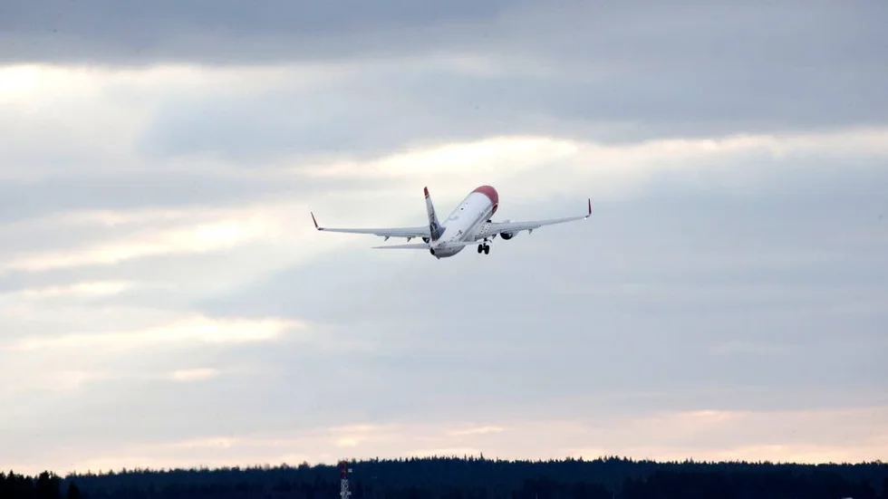 Att flyga mycket ger stor klimatpåverkan, men alla kan inte ta tåget alltid. Att avstå flyg är förstås bäst, att minska flygandet näst bäst, konstaterar skribenten.