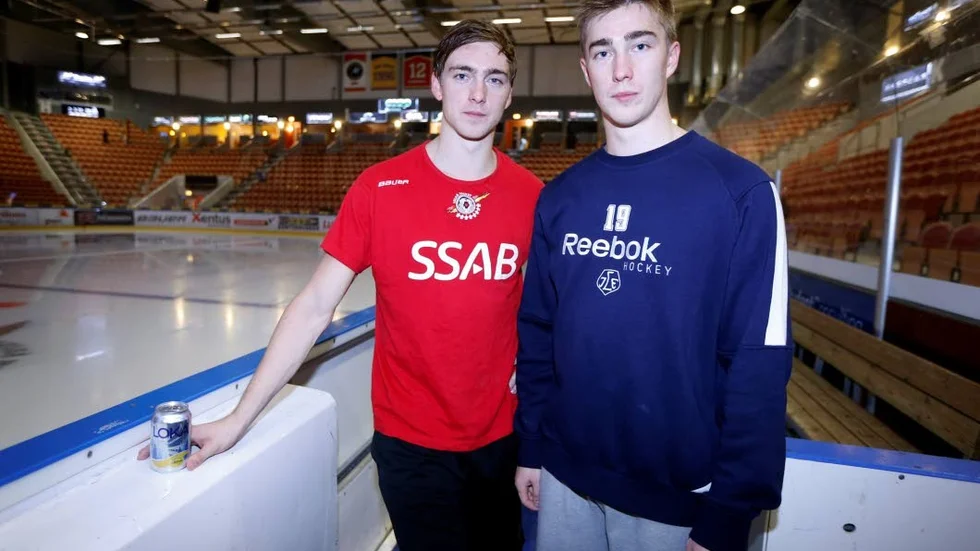 Magnus Viklund vann budgivningen av Johan Forsbergs tröja där pengarna ska gå till Tobias Forsbergs stiftelse.