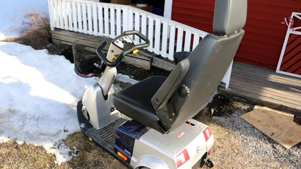 Det finns flera olika modeller på elrullstolar. Innan man tillåts låna en görs körprov och man säkerställer att personen kan sin elrullstol.