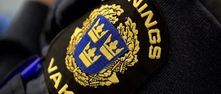 Skulle avvisas – flög på ordningsvakt