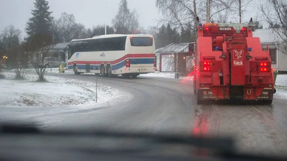 Bussturer ställs in under fredagseftermiddagen på grund av halka. (arkivbild)