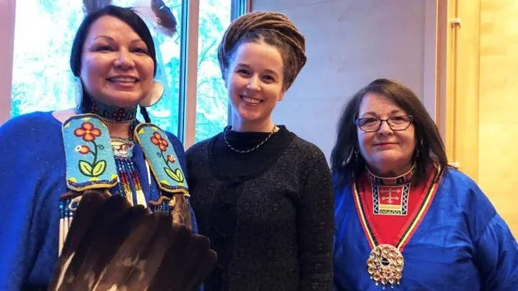 Kultur- och demokratiminister Amanda Lind besökte Jokkmokks marknad på samernas nationaldag. Här omges hon av Dawn Madahbee Leach och Agneta Granström vid konferensen om samiska kvinnor och jämställdhet som hölls på Ajtté.