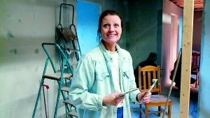 Anna Ekman Andersson spacklar i den lokal som håller på att renoveras för att bli en träningslokal där också massage och solarier ska finnas.
FOTO: TITTI OLOVSSON