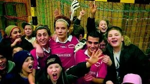 Det segrande laget - Rambodals fritidsgård kammade hem trofèn i höstadieklassen i "Robban Cup". Här firar man tillsammans med kompisarna.
FOTO: ANDREAS SKOGH