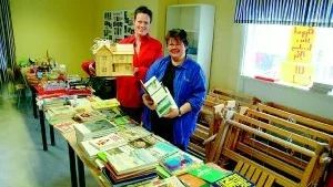 Anna Eriksson, t v, och Gunilla Axelsson sålde vävstolar, symaskiner och böcker i fredags när Studieförbundet Vuxenskolan hade öppet hus och utförsäljning. 
Foto: Gunnar Johansson