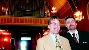 Den mäktiga orgeln nyrenoverad och invigningsklar. Glada miner för orgelbyggaren Karl Nelson likaväl som för    diplomorganisten Mark Falsjö.
Foto: Andreas Skogh (011-200 462)
redaktion@folkbladet.se