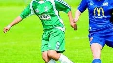 16-åriga debutanten Stephenie Baykal imponerade med teknik. Men det hjälpte inte Saltängen mot QBIK. Div 2-mötet slutade 1-4. Foto: Ola Axman