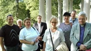 De finska besökarna från vänortsförsamlingen Tomas i Helsingfors var mycket nöjda med sitt Finspångsbesök. Från vänster Tomas Ray, Helge Grönborg (Risinge), Barbro Ollberg, Lars Gjein, Anita Widell, Barbro Lindberg, Lennart Olén (Risinge) och Christer Mobäck (Risinge). 
Foto: Carolina Häggkvist