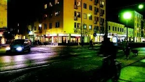 Här vid korsningen i centrala Norrköping skjutsades den 20-åriga kvinnan för att möta några av sexköparna. Men de tusenlappar som sexköparna betalade kom aldrig fram till kvinnorna, de fick bara dricks.                                                                                                                              Foto: Robert Svensson
