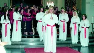Det var stämningsfullt i Risinge kyrka under Lucia-kröningen. Lucian Emelie Lindhs och hennes tärnors sång förstärktes av Kalinkakören.