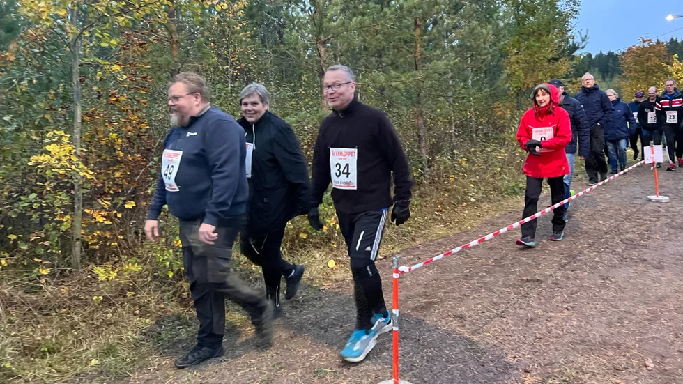 I första gruppen var de deltagare som vill gå loppet och i svart tröja syns Stefan Svahn som gick loppet i år men han berättar att hans snabbaste Älvanlopp var på 19 minuter. 