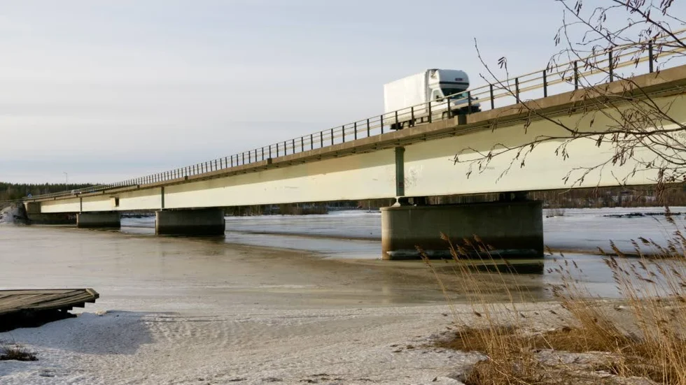 DÅLIG VÄG. "Vidare går färden över Bergsviksbron där man måste le åt det fullständigt misslyckade försöket att cementera vägbanan." skriver Roger i sin insändare.