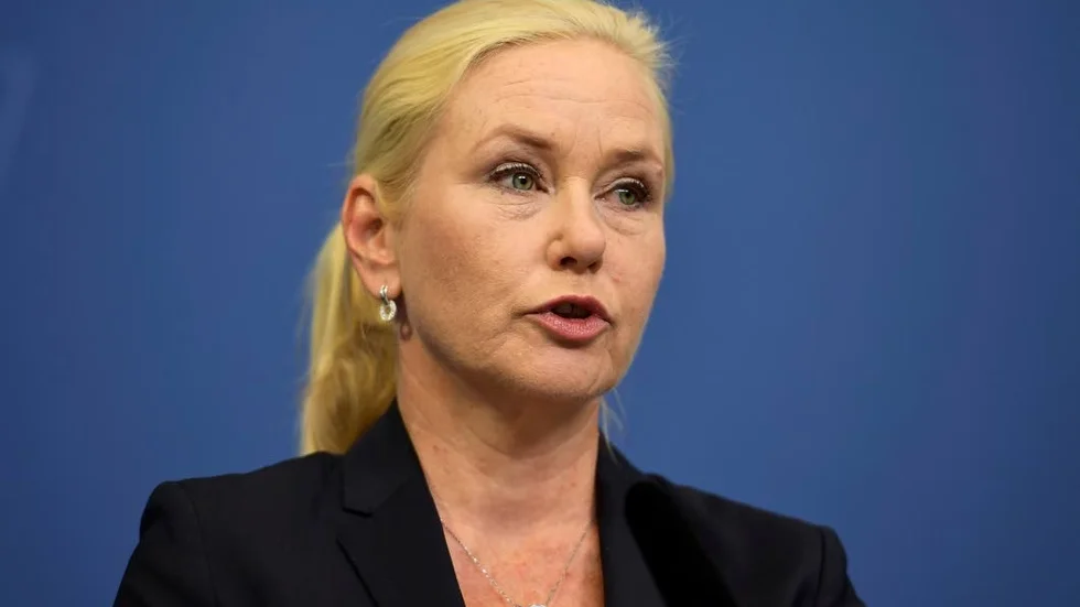 Kvasten går. Infrastrukturminister Anna Johansson storstäder på Transportstyrelsen.