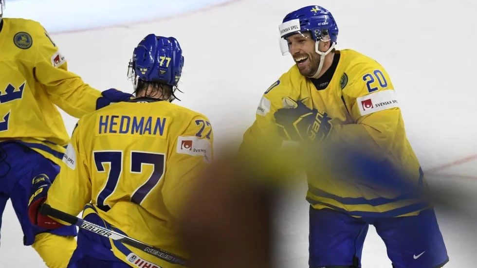 KÖLN 20170521
Sveriges Victor Hedman och Joel Lundqvist jublar efter 0-1 under finalen i ishockey-VM mellan Kanada och Sverige i Lanxess Arena.
Foto: Janerik Henriksson / TT / Kod 10010
***Bilden ingår i SPORTPAKETET. För övriga BETALBILD ***