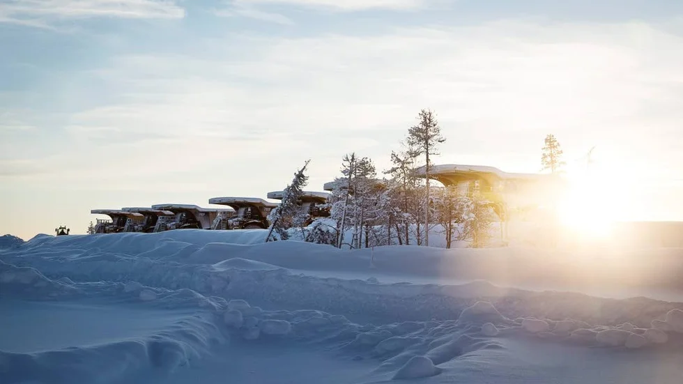 Gruvlastbilar på rad vid Northland Resources nedlagda gruva i Kaunisvaara.