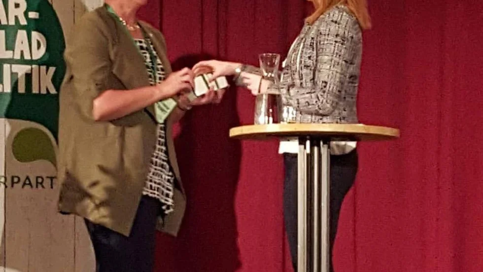 Avgår. Majvor Sjölund, Koler, avtackas av partiledare Annie Lööf när Sjölund valt att sluta som ordförande i centerpartiet Norrbotten.