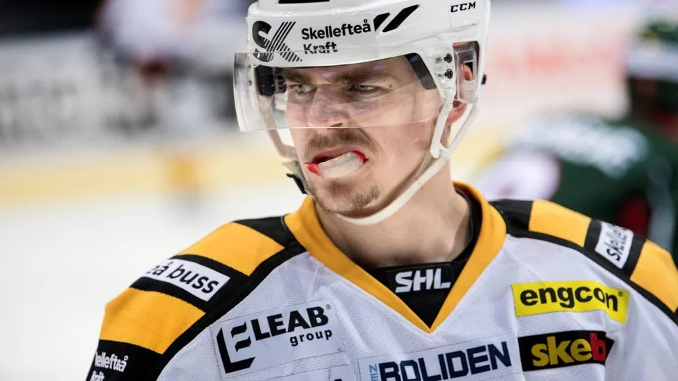 SÅ BITTERT. Emil Djuse grinar illa efter att säsongen tog slut denna onsdagskväll.
