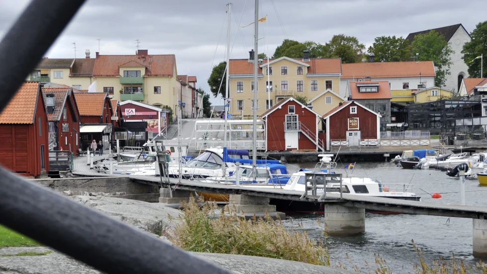 Kommunens dröjde mer än elva månader med att lämna ut serveringstillstånd för fem krogar i Öregrund. "En så lång handläggningstid ar naturligtvis inte acceptabel" anser JO.