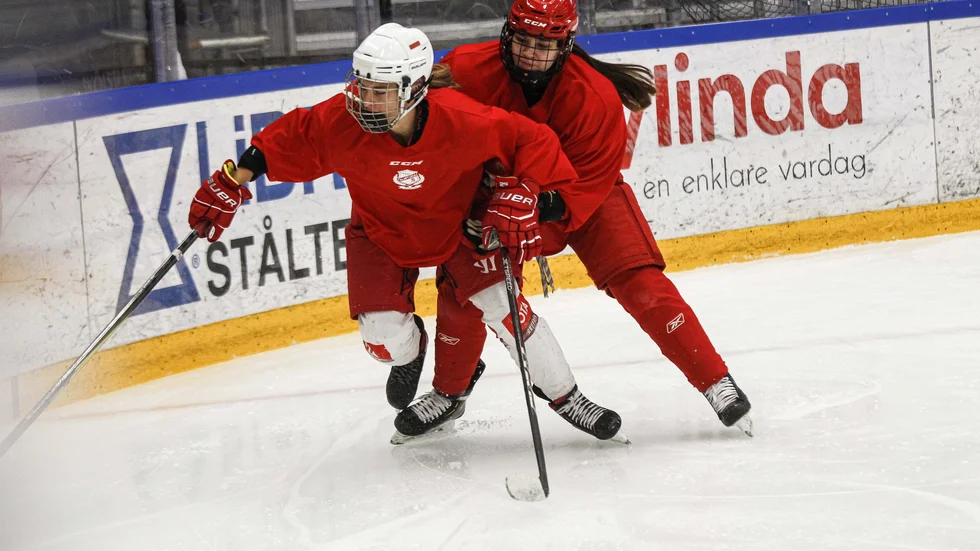 Almtuna under en träning i Gränbyhallen. Laget slog Tullinge i premiären med stora siffror. (Arkivbild)
