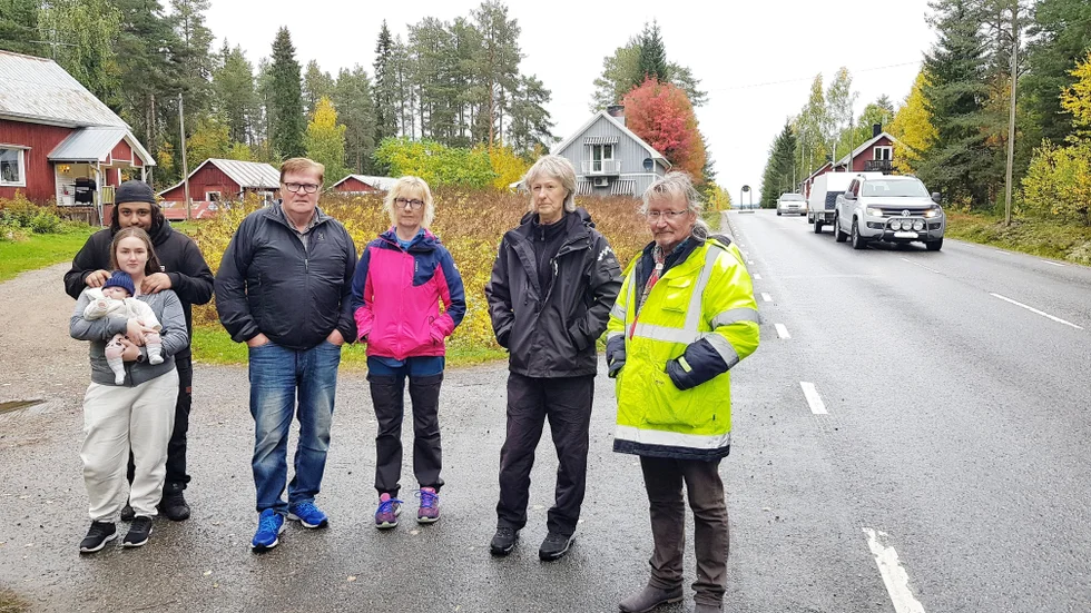 Edin Paunosson, Anna Öström med lilla Vilma, Per-Erik Oja, Maria Ekman, Roger Nilsson och Lars-Erik Hedlund är rädda och har fått nog av de höga hastigheterna förbi deras hus.