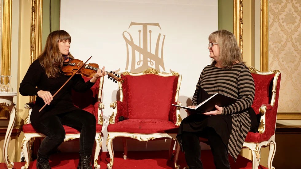 Benedicte Maurseth med sin hardingfiol inför en föreställning på Nationalteatern 2015. Arkivbild.