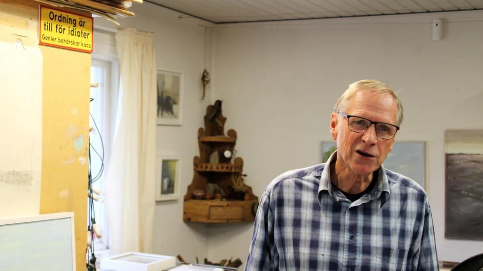 "Ordning är till för idioter, genier beshärskar kaos" säger en skylt i Gert-Ove Gustafssons ateljé. Nedanför den trängs de uppställda målningarna med färgtuber, verktyg, skissblock och uppstoppade fåglar.