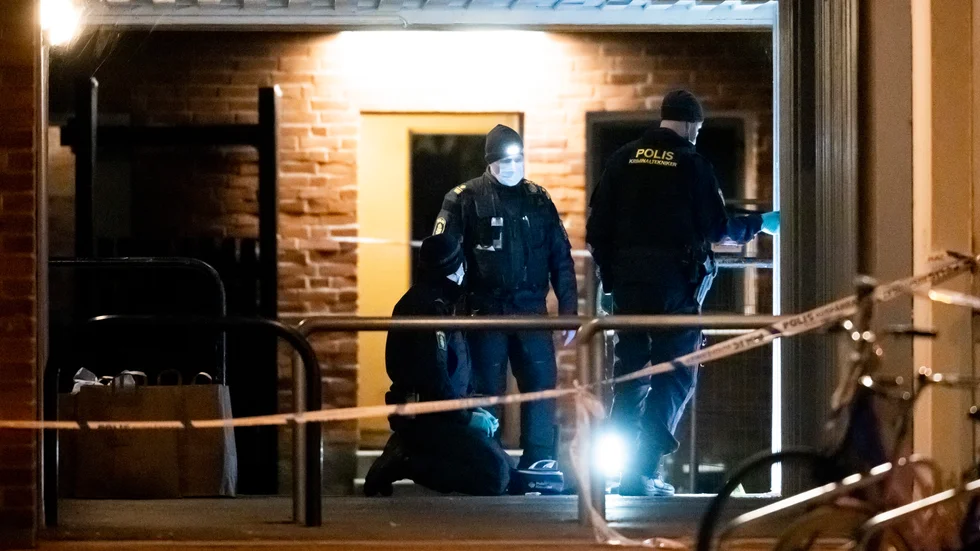 Polisen på plats vid brottsplatsen under natten mot fredagen.