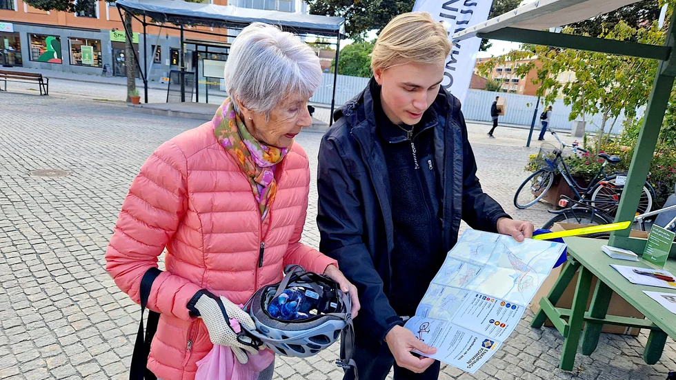 Sebastian Lindell, kommunikatör vid samhällsbyggnadsförvaltningen, visar Sif Lindquist kommunens cykelkarta under mobilitetsveckan på Stora torget. På torsdagen finns kommunen vid Resecentrum.