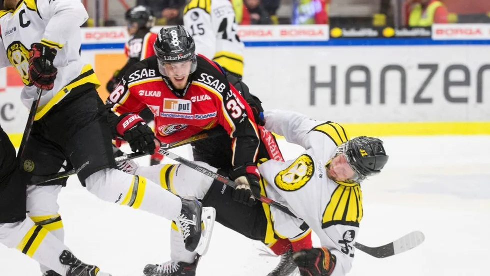 Tacklingen. Här har Jacob Blomqvist, tv, träffat Emil Larsson från blind side som i sin tur krockat med förre Luleåspelaren Jonathan Granström.
