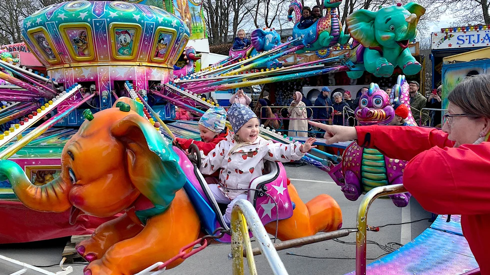 Vid tivolit bredvid minigolfen var det full fart hela lördagen. Elise och Selma Åslund åkte karusell på vårmarknadens tivoli och mormor Carina Riikola hejade på. 