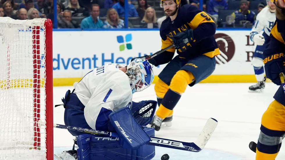 Tampa Bays målvakt Brian Elliott räddar ett skott av Nashvilles Filip Forsberg.