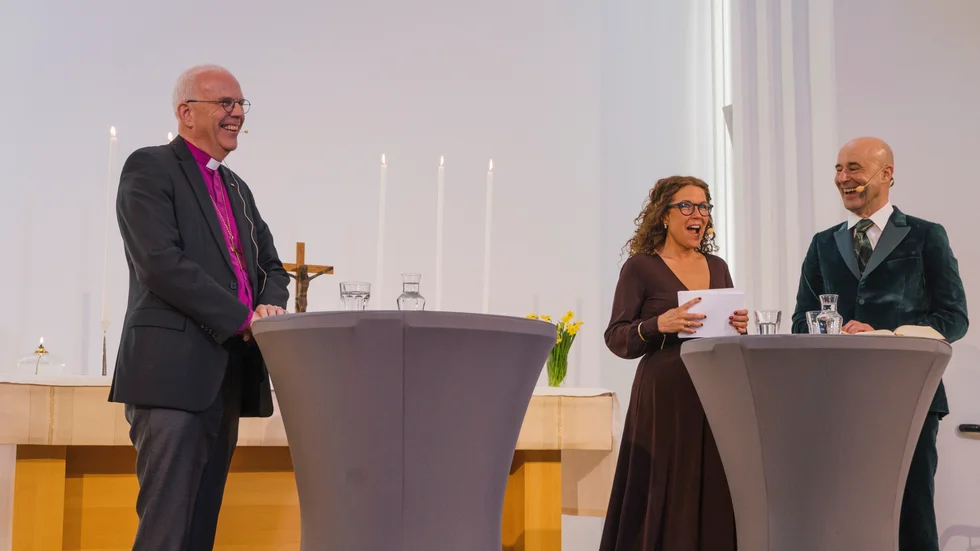 Det blev stort skratt när det visade sig att proffsutfrågarna Anna Lindman och Mark Levengood missat att Martin Modéus, biskop i Linköping, är bror med en annan av kandidaterna, Fredrik Modéus, biskop i Växjö. 
