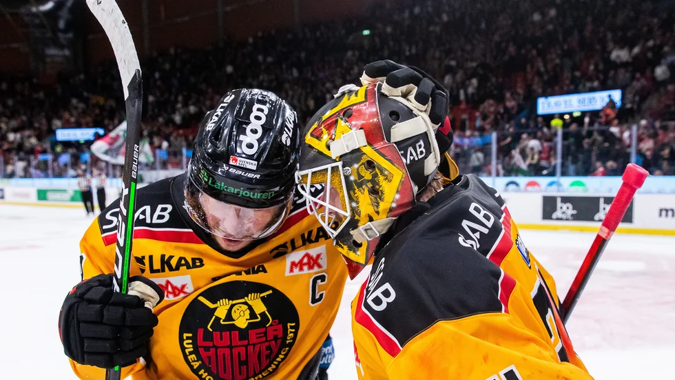 Erik Gustafsson gratulerar Joel Lassinantti till den hållna nollan i den fjärde semifinalen mot Frölunda.