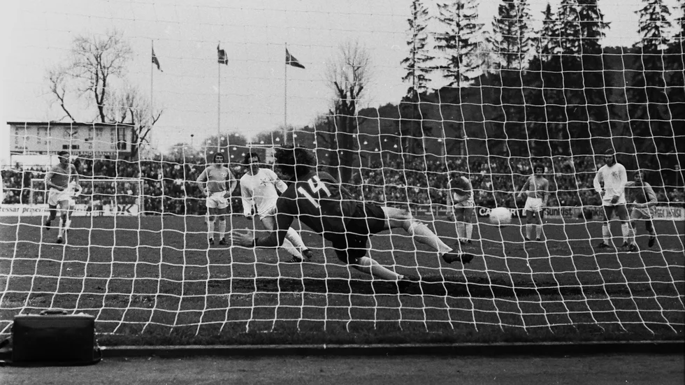 Roland Grip gör mål för Sirius mot Malmö FF 1973. 11 500 såg på när Sirius vann med 2-1, alla målen under de första tio minuterna.