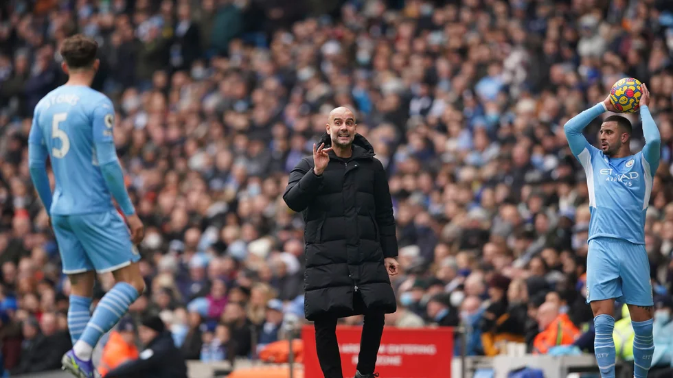 Manchester Citys John Stones, Pep Guardiola och Kyle Walker i ligamatchen hemma mot Chelsea i januari. Arkivbild.