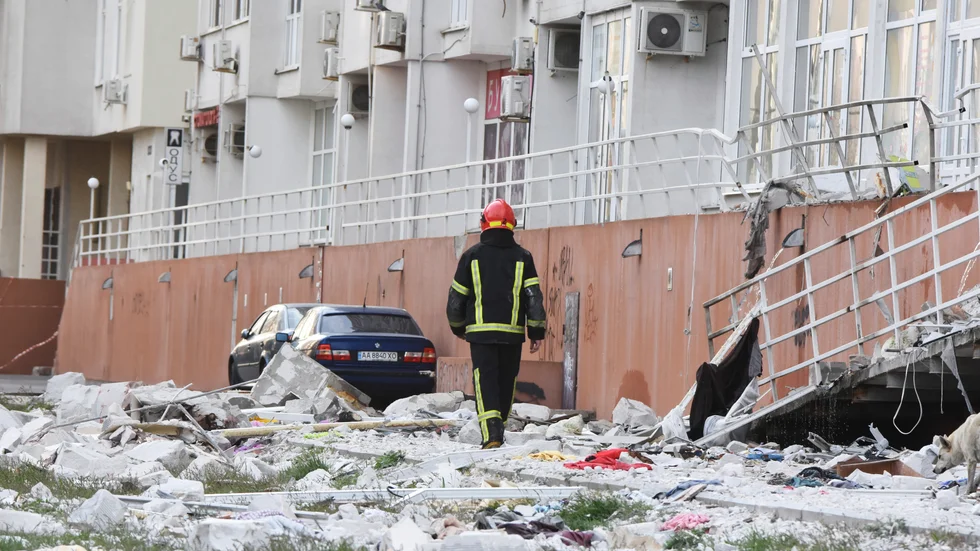 En räddningsarbetare passerar ett bostadshus i Odessa som förstördes av ryska raketattacker i lördags. Minst sex raketer avfyrades mot staden, enligt myndigheter i Ukraina.