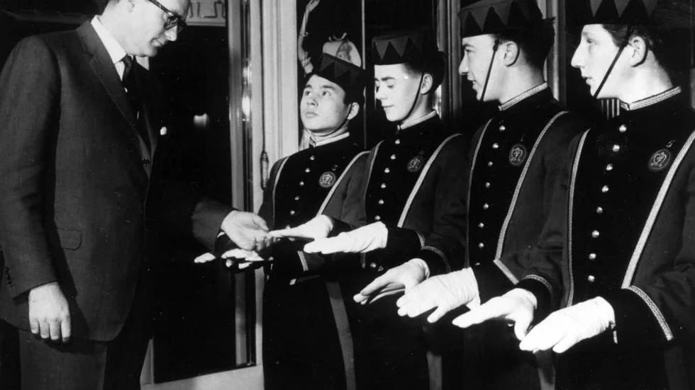 Hela och rena? Handskinspektion på Londonhotell 1962.