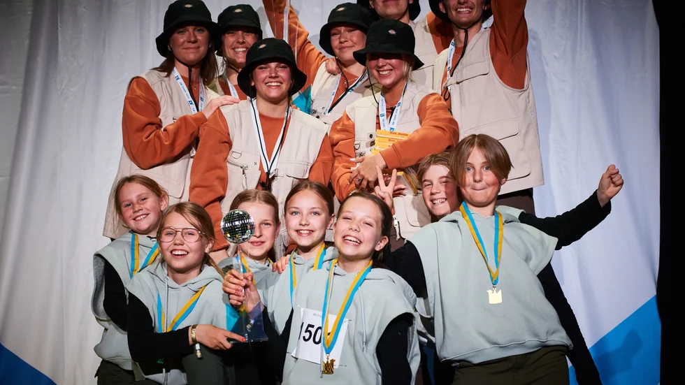 No Name Dance Crew och Incredible8 firar sina guldmedaljer.