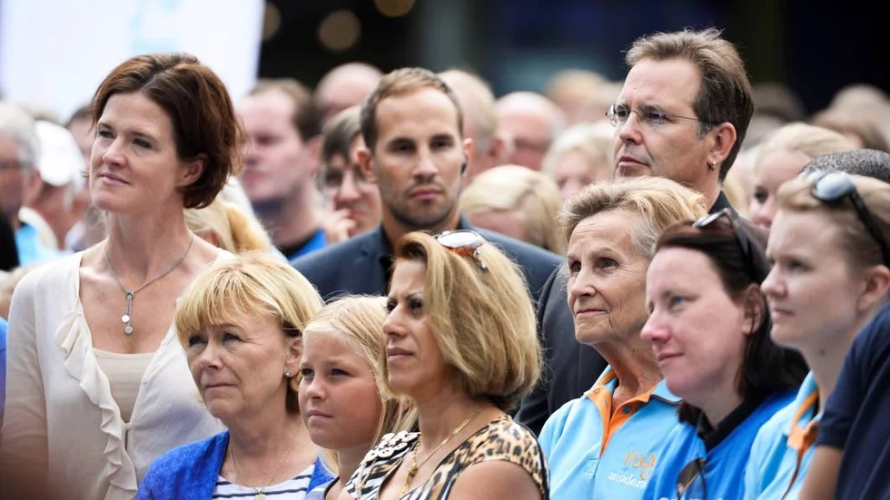 Lika som bär? Anna Kinberg Batra och Beatrice Ask, här etta och två från vänster i publiken vid Reinfeldts sommartal 2014.