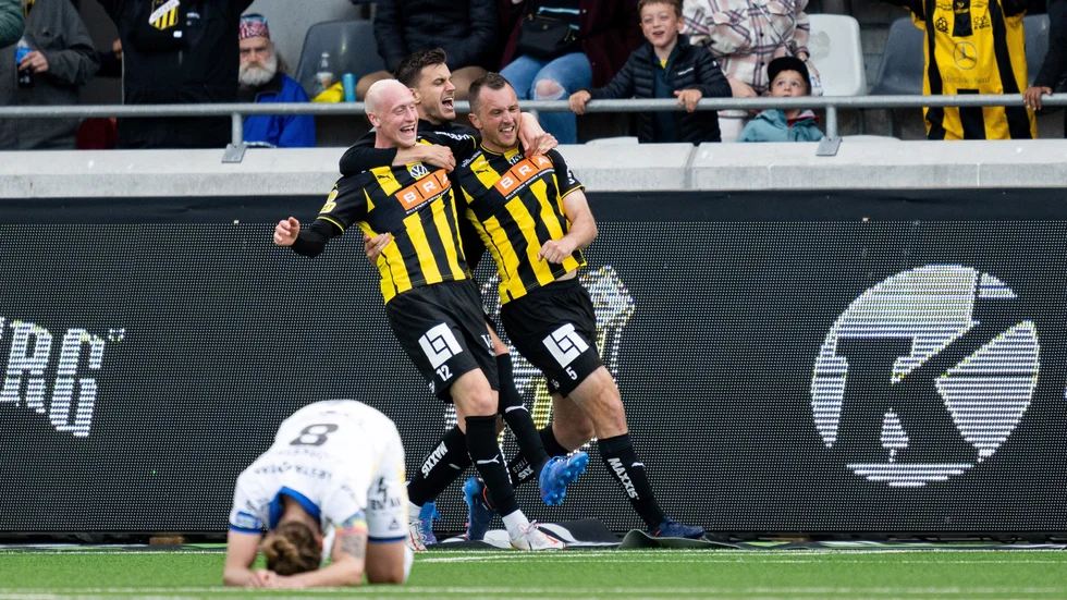 Lagkaptenen i Sirius, Tim Björkström, sjunker ned på planen medan Häcken jublar för fullt över 4-3-målet i sista sekunden.