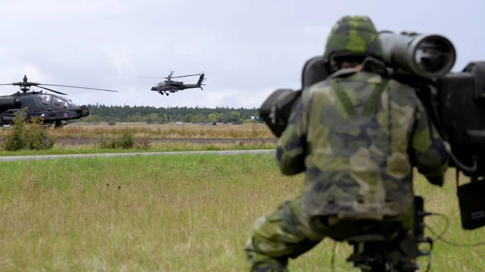 Svensk militär samövar med amerikanska styrkor på Tofta skjutfält under den internationella övningen Aurora 17.
