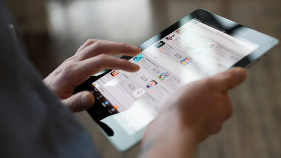 OBLIGATORISK? Är det okej att diskriminera dem som inte äger en surfplatta eller smartphone??