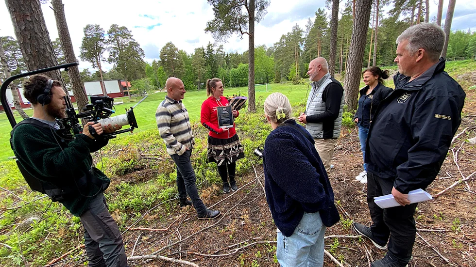 XL-Byggs XL-hjälpen ska bygga hinderbana vid Skogsvallen. Marie Abrahamsson överraskas av Hasse Fahlén.