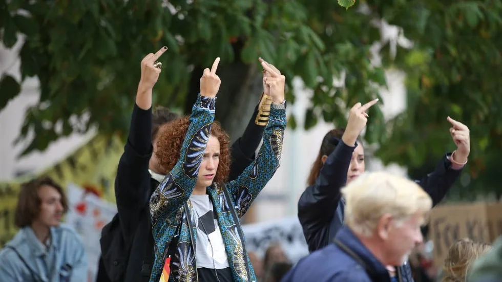 Några av de mindre artikulerade motdemonstranterna vid gårdages SD-möte i Göteborg.