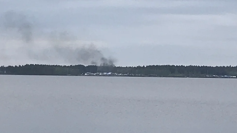 Röken kan påminna om brandrök, men så är alltså inte fallet. 