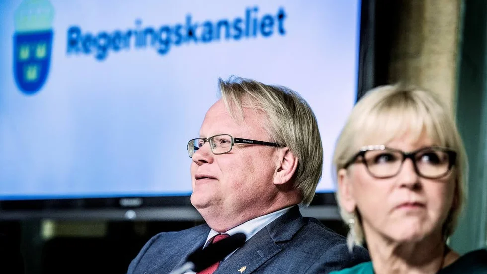 Försvarsministern och utrikesministern. Drar åt olika håll.