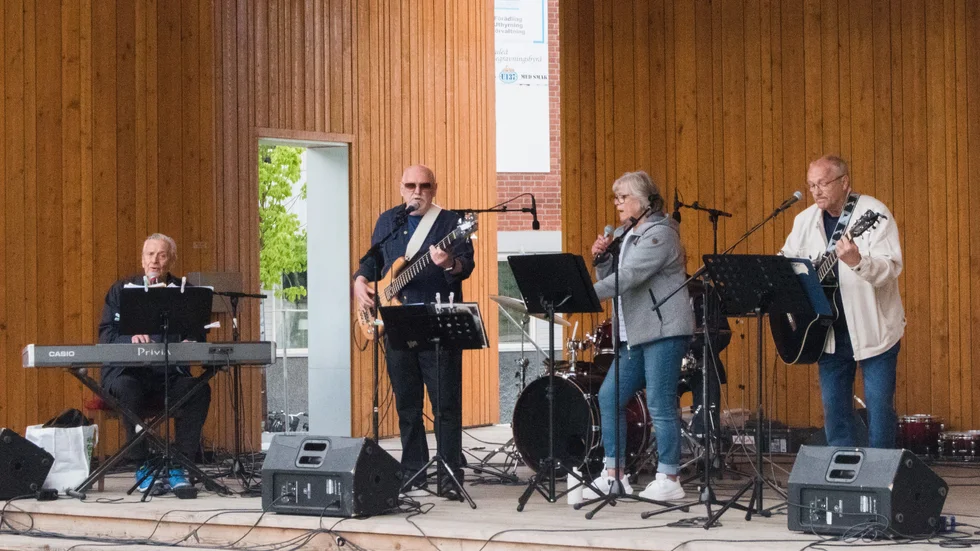 Pekka Helles på klaviatur, Ola Rönnbäck på elbas, Birger Nordström på trummor, Ann-Louise Henriksson, sång, och Tord Henriksson, gitarr, underhåller i stadsparken. I bandet ingår också Pierre Christiansén på sång.